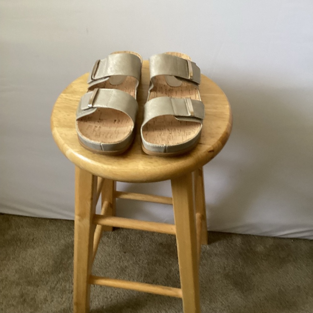 Bare trap memory foam sandals